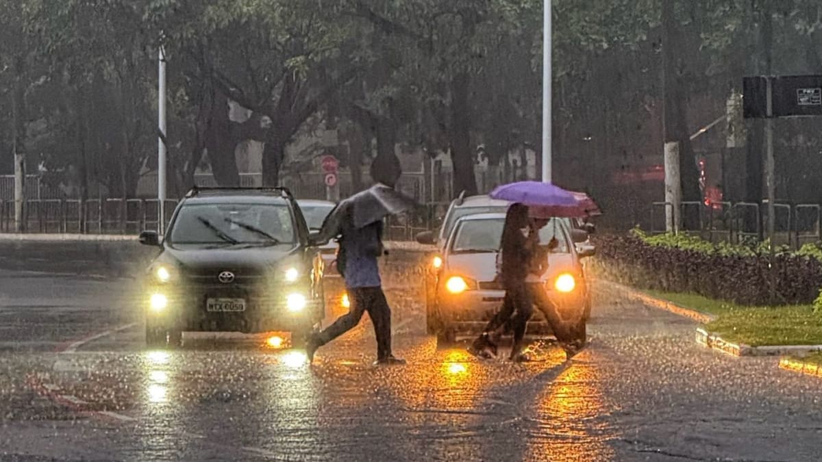 Dezenas de cidades do Espírito Santo estão em alerta para chuvas intensas até terça-feira