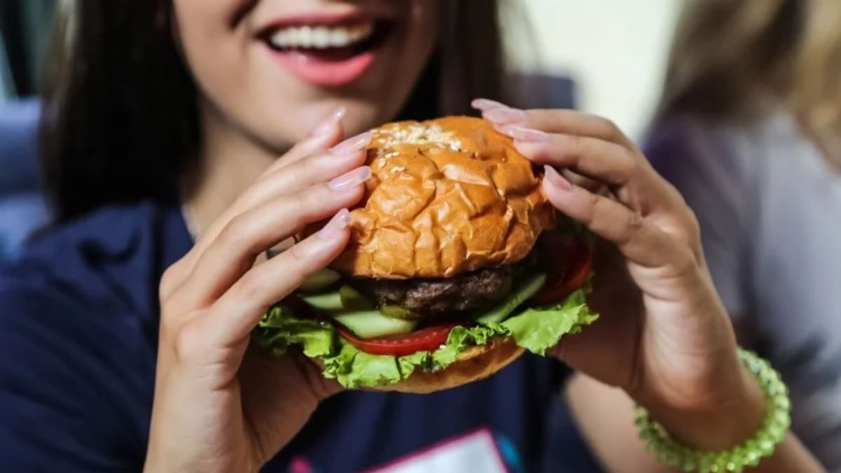Comer rápido demais pode prejudicar digestão e aumentar consumo de alimentos