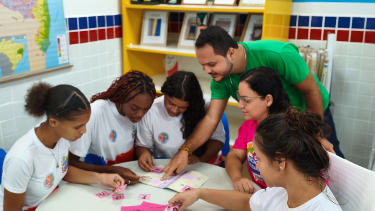Estudantes de Cafarnaum criam álbum de figurinhas para valorizar mulheres cientistas