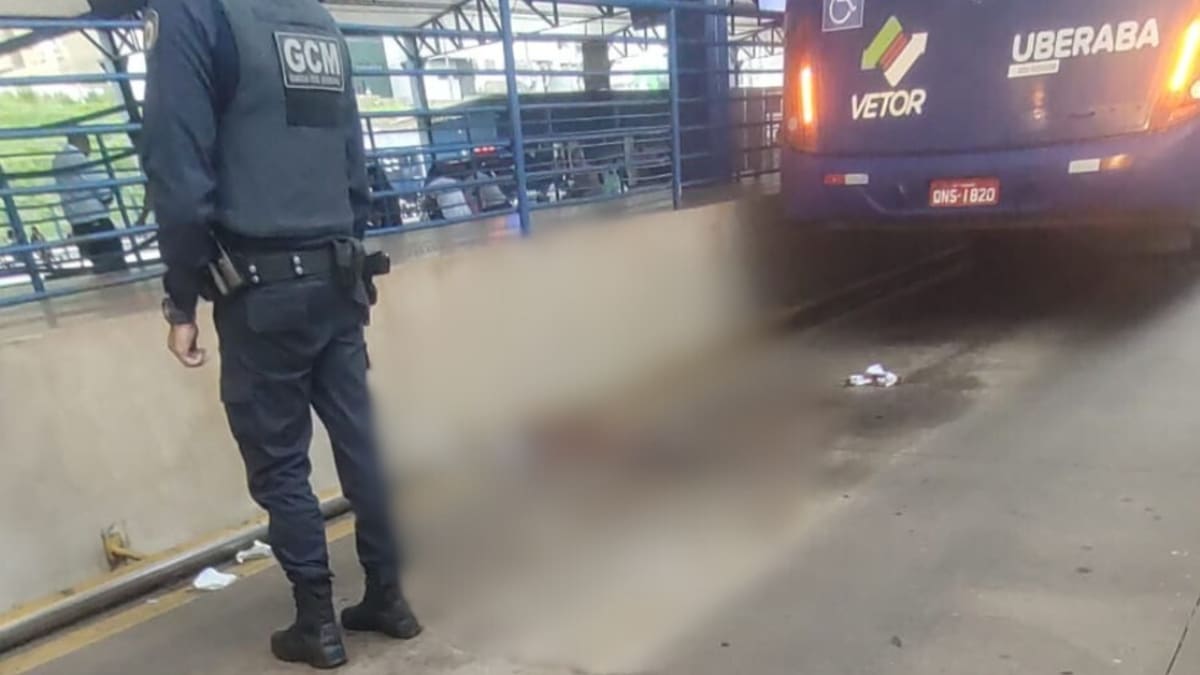 Idosa tem perna esmagada por ônibus em terminal rodoviário de Uberaba