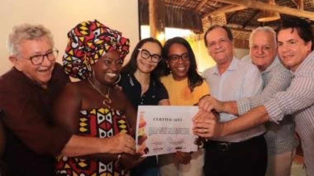 Quase 300 baianas e baianos de acarajé e mingau recebem certificados de capacitação em Camaçari