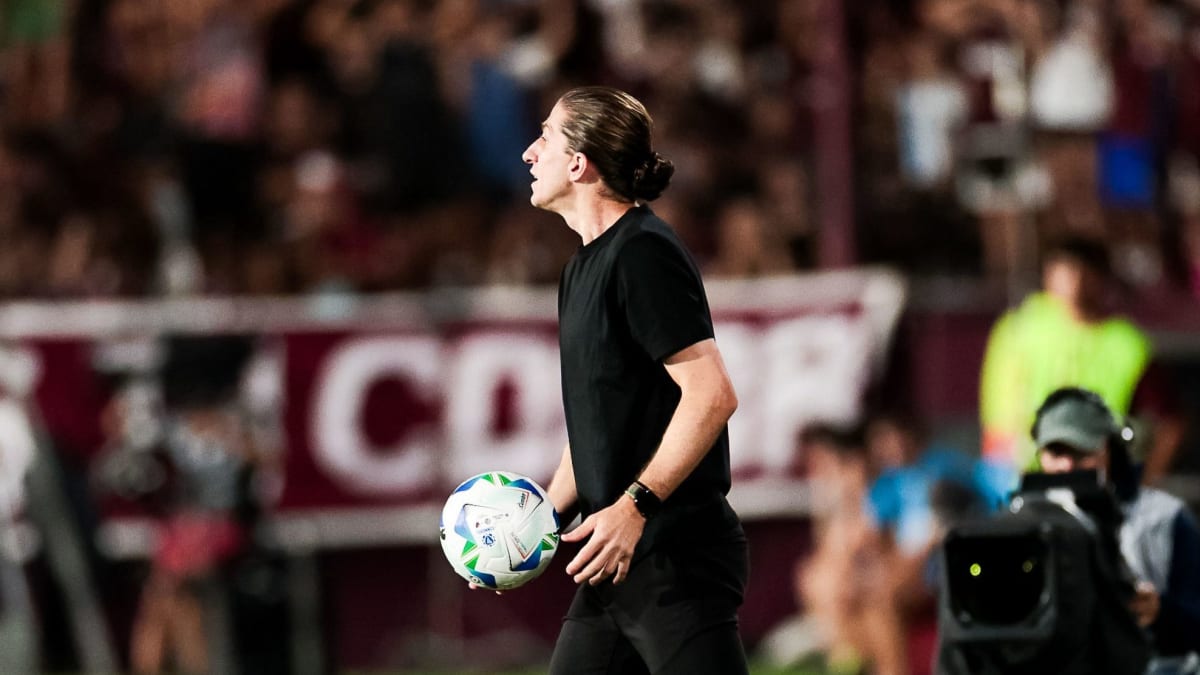 Filipe Luís recusa proposta do São Paulo e Flamengo homenageia ex-treinador com medalha