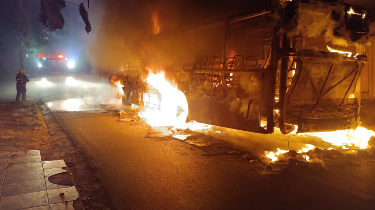 Ônibus é incendiado no bairro Mantiqueira, em Belo Horizonte