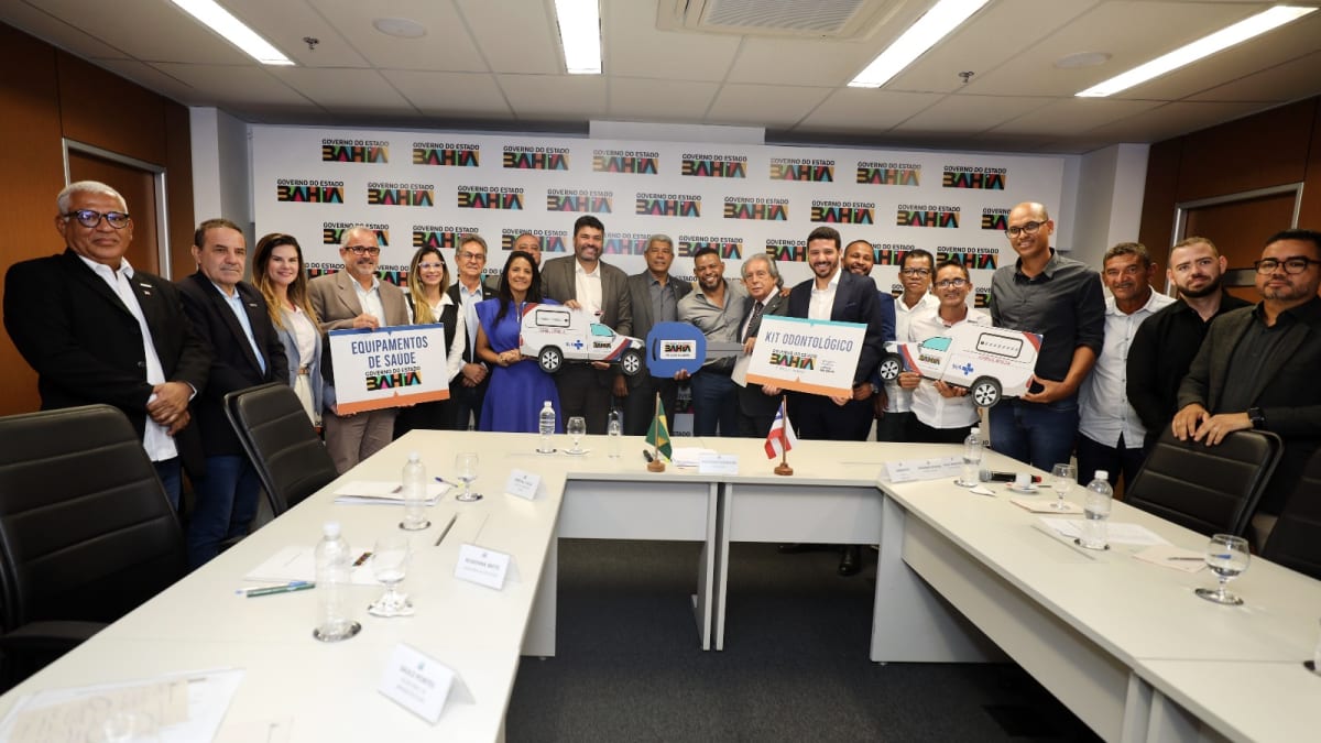 Governador Jerônimo Rodrigues entrega ambulâncias e equipamentos de saúde a Santaluz