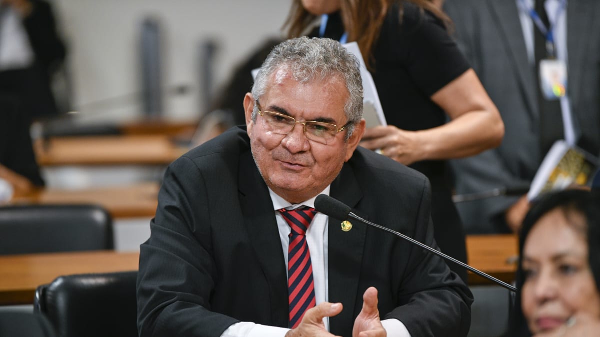 Senador Angelo Coronel negocia filiação ao Podemos para disputar reeleição na Bahia