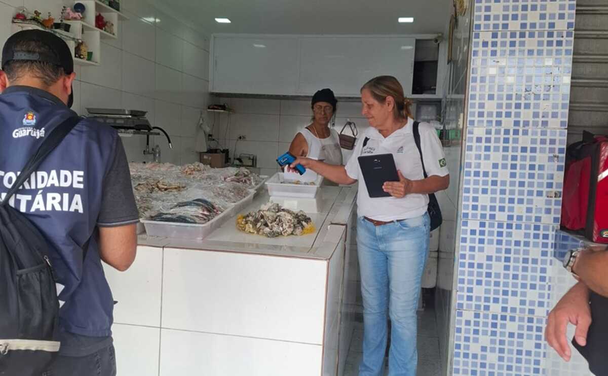 Fiscalização encontra irregularidades em peixarias de Guarujá durante Operação Quaresma