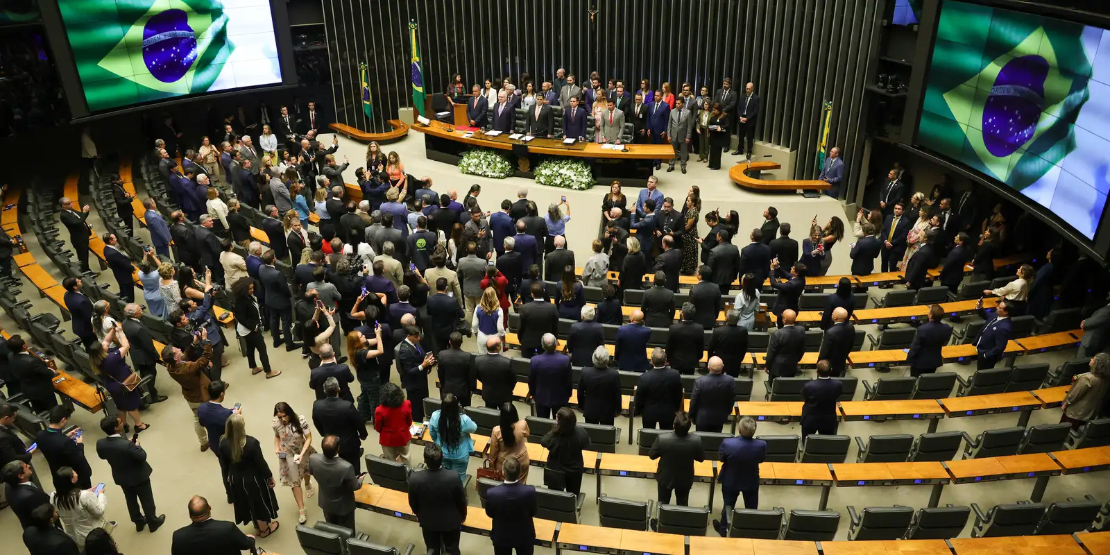 Câmara e Senado aprovam projetos para proteção de mulheres