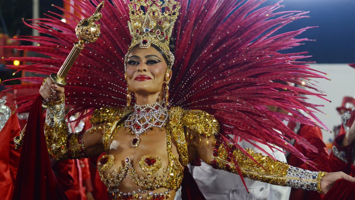 Rainhas de bateria do Grupo Especial impressionam com fantasias tecnológicas no Carnaval 2026