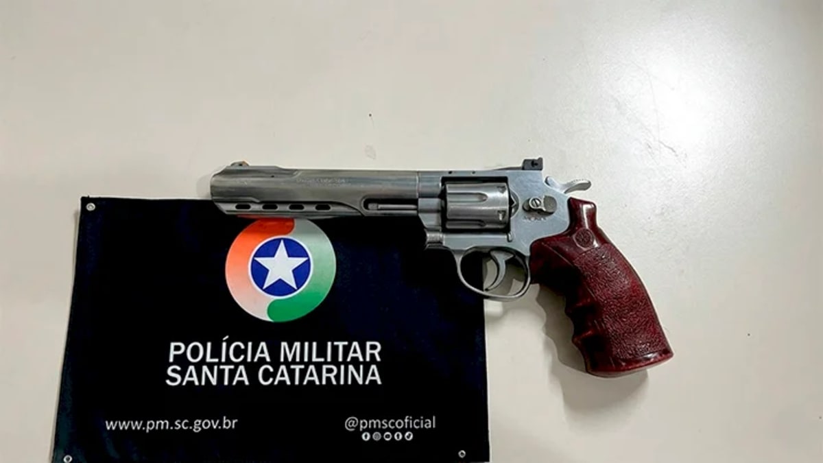 Polícia Militar recupera carro roubado e apreende adolescente após perseguição na Grande Florianópolis