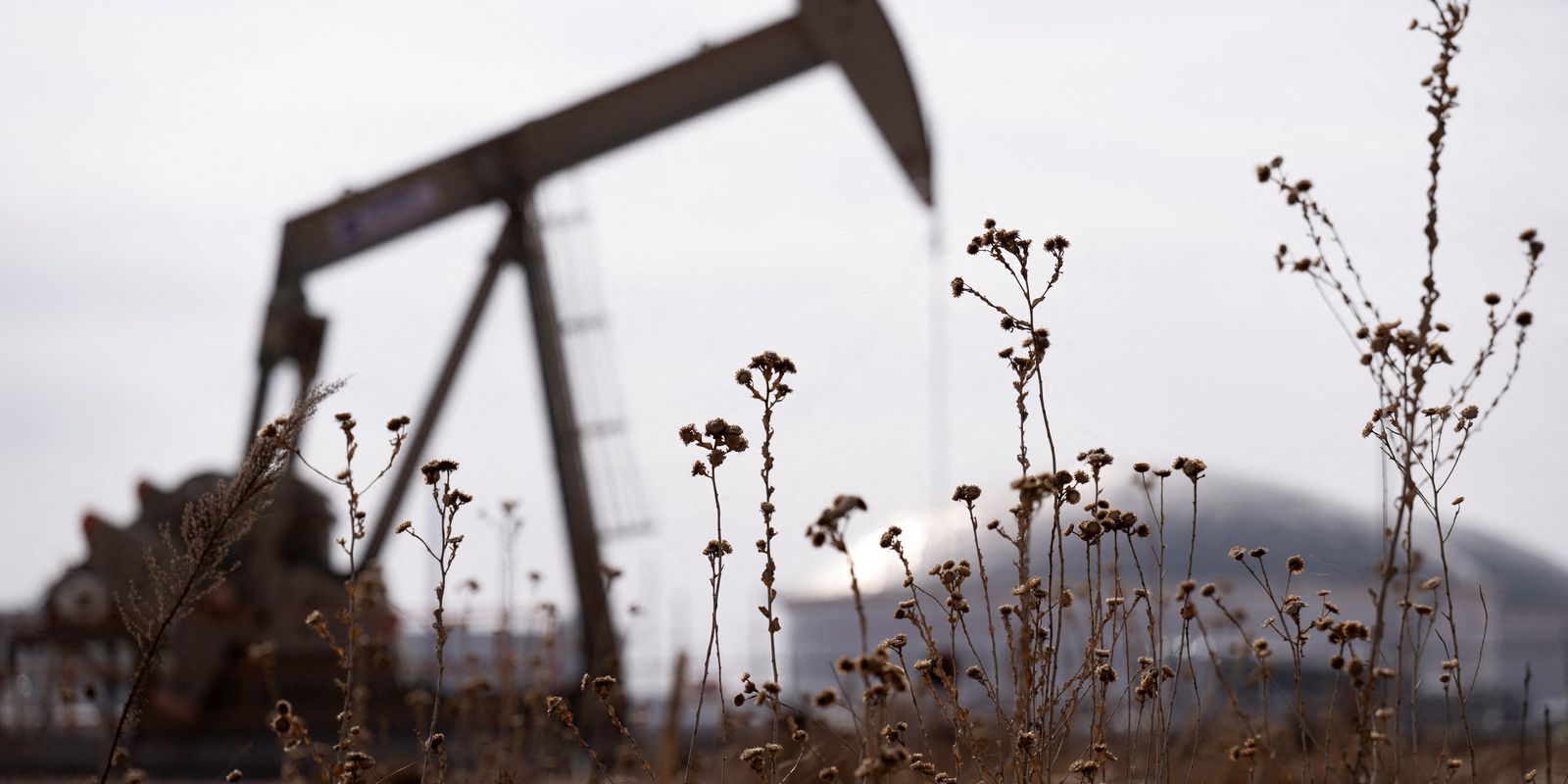 AIE libera 400 milhões de barris para conter alta do petróleo