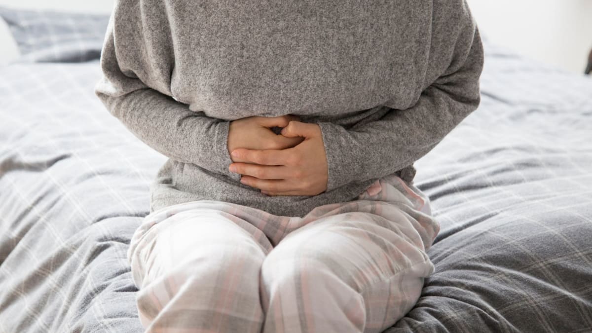 Mulher de 34 anos descobre câncer de intestino em estágio avançado após dores abdominais