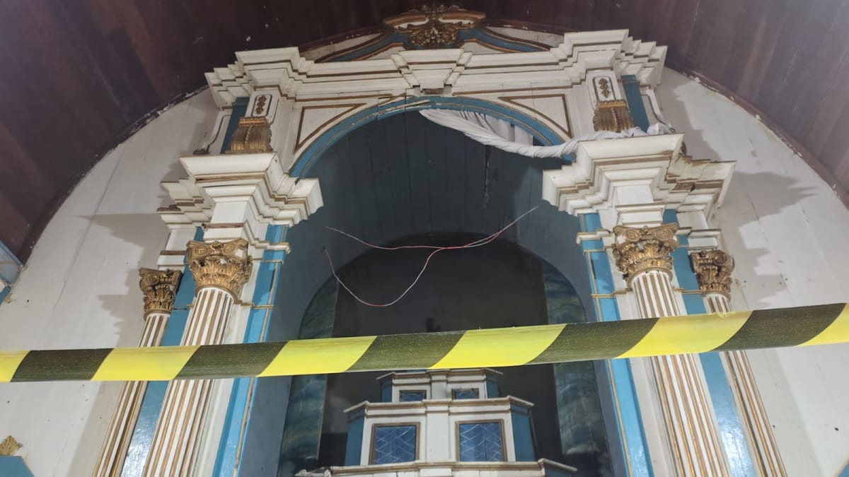 Altar da Capela do Divino Espírito Santo em Boipeba é interditado por risco de desabamento