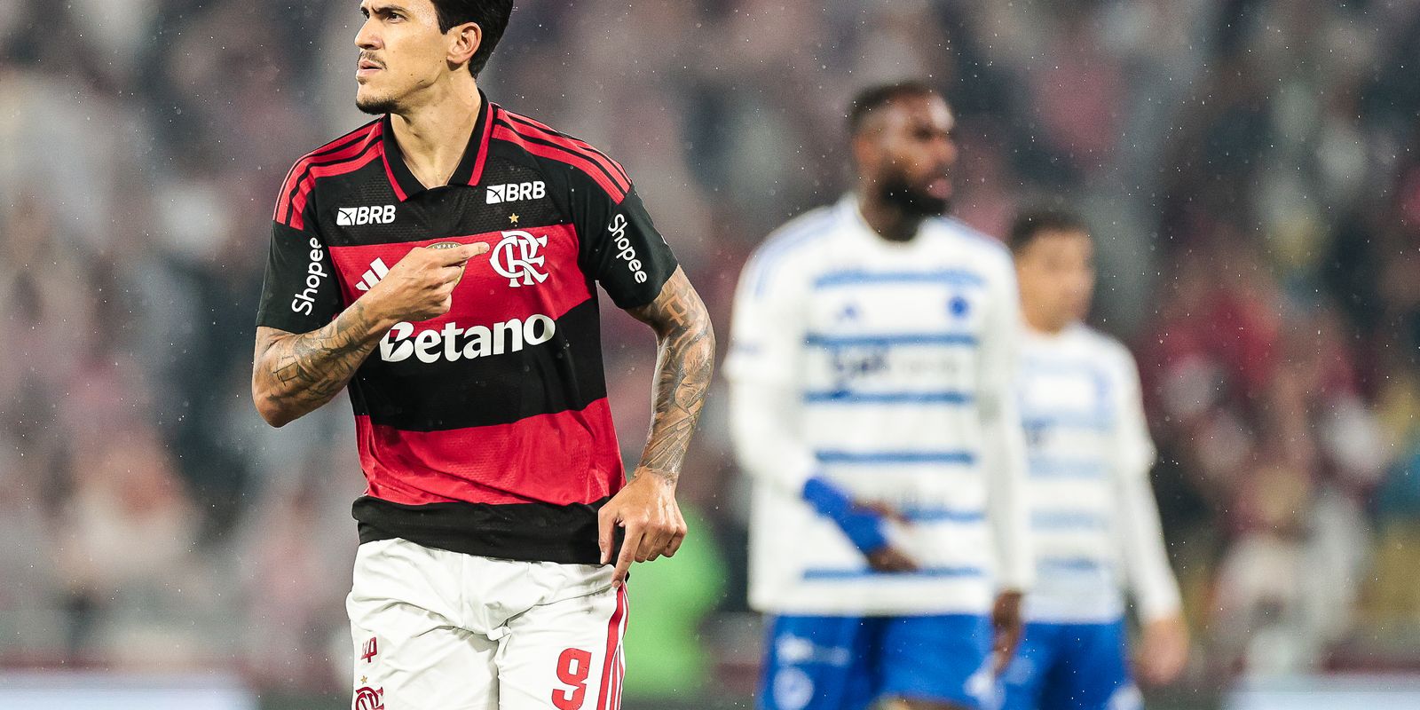 Flamengo vence Cruzeiro no Maracanã com gols de Pedro e Carrascal