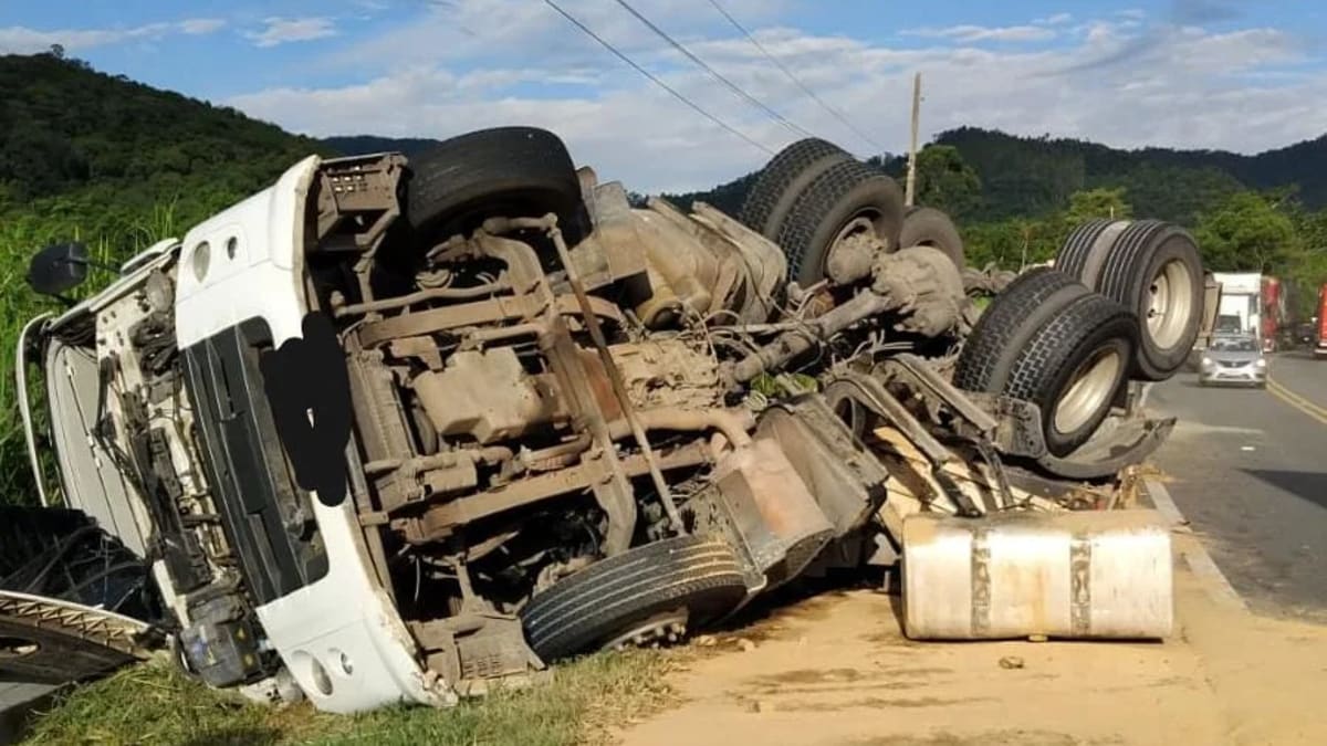 Carreta tomba na BR-470 em Apiúna e motorista fica ferido