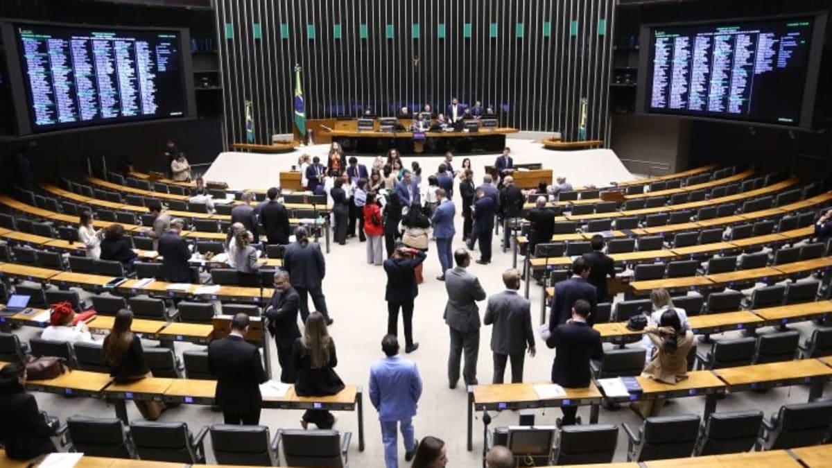 Câmara aprova projeto que autoriza uso de spray de pimenta por mulheres para autodefesa