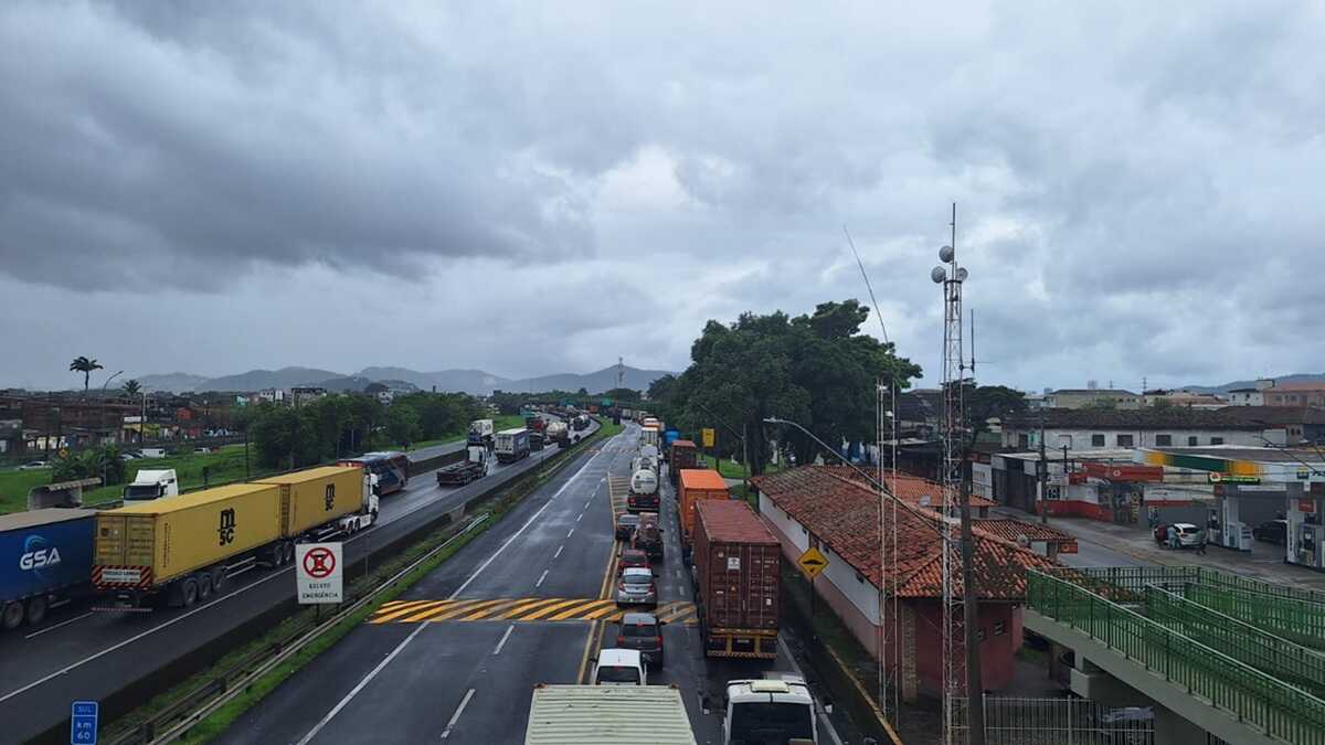 Trânsito na Rodovia Anchieta causa congestionamento de quase 2 horas na chegada a Santos