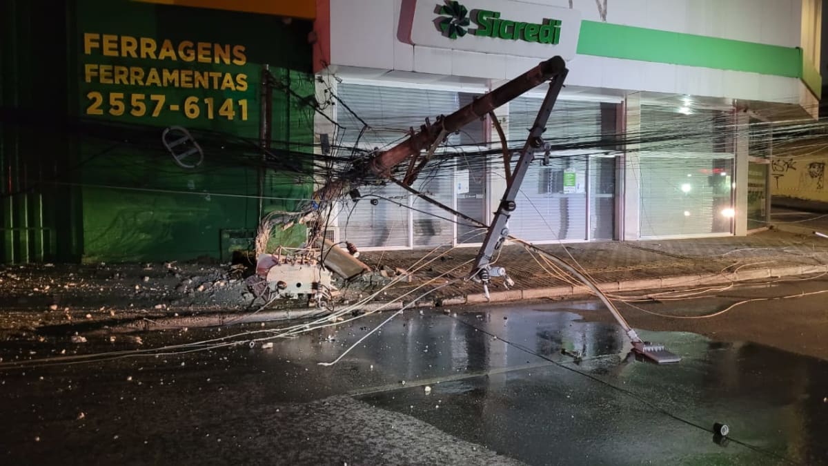 Veículo colide contra poste e capota em Contagem