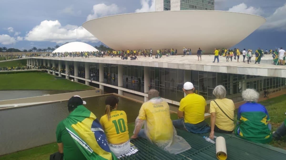 STF condena empresários de SC a 14 anos por financiamento de ônibus para atos em Brasília