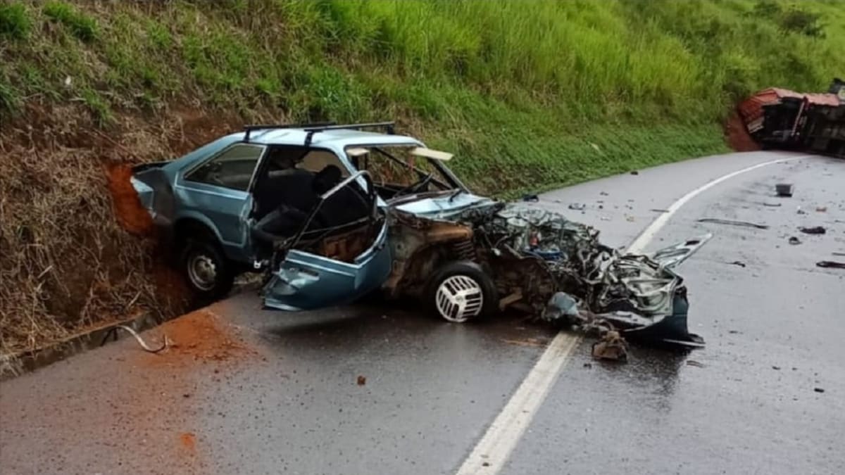 Casal morre em colisão frontal com carreta na BR-116 em Leopoldina