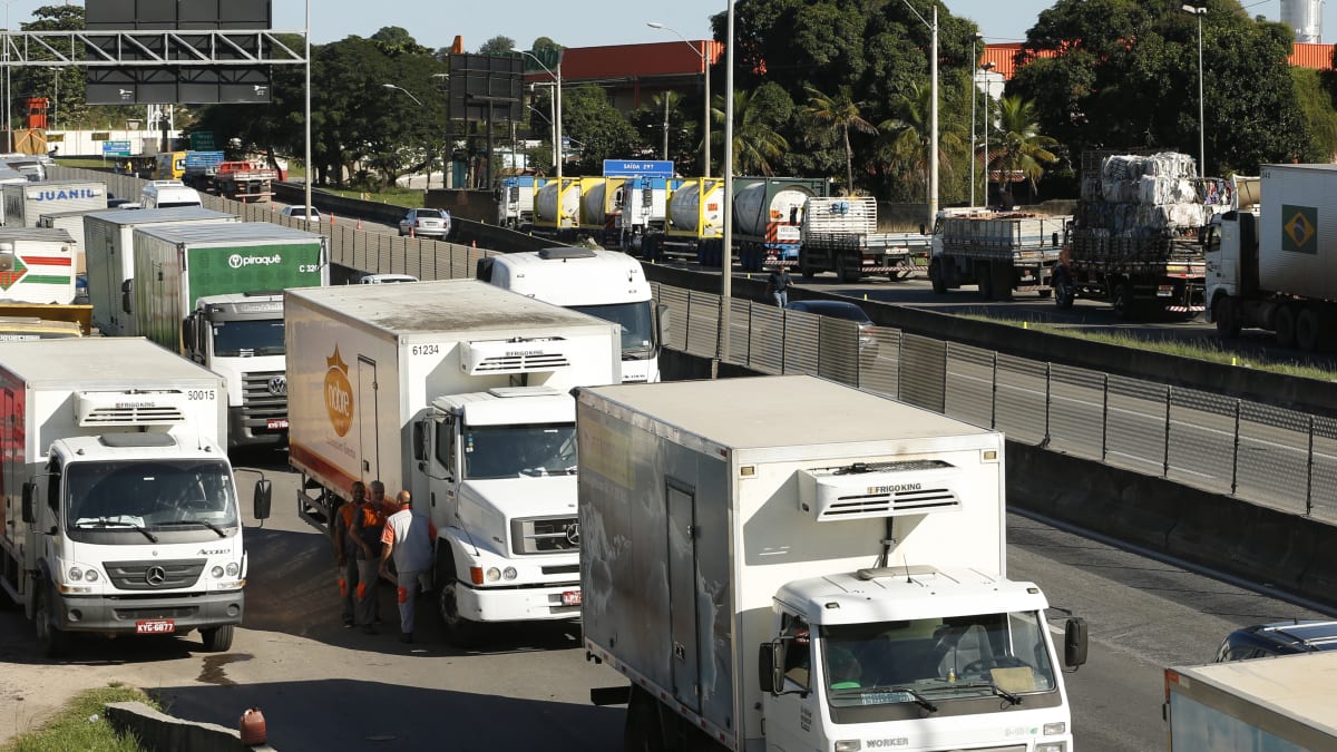 Caminhoneiros alertam para risco de greve nacional por aumento abusivo no preço do diesel