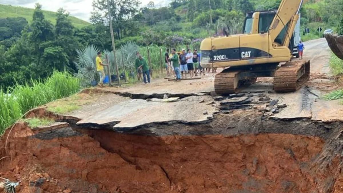 Trecho da MG-285 em Astolfo Dutra é interditado após cratera na pista