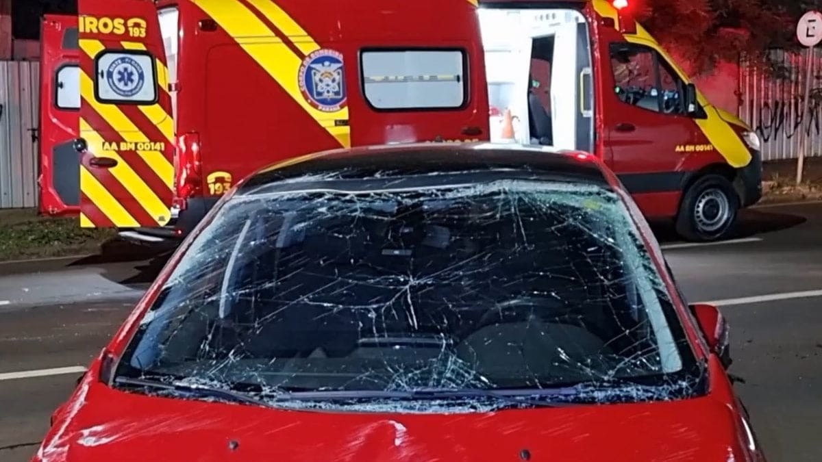 Acidente entre Ford Fiesta e Peugeot 208 causa capotamento e passageira é ejetada em Cascavel