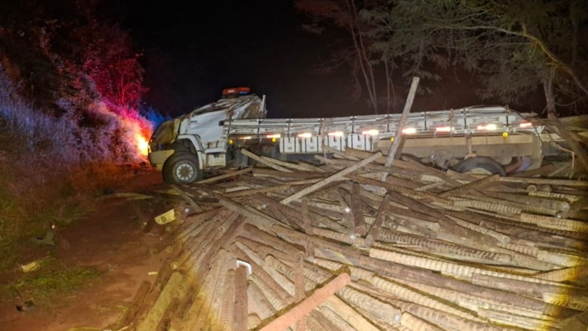 Três morrem e dois ficam feridos em capotamento de caminhão com toras de eucalipto em Mata Verde