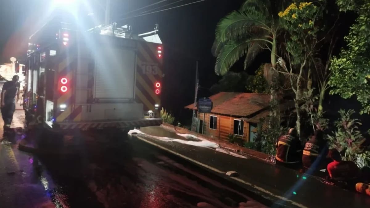 Incêndio destrói duas casas na Estrada Boa Esperança em Rio do Sul
