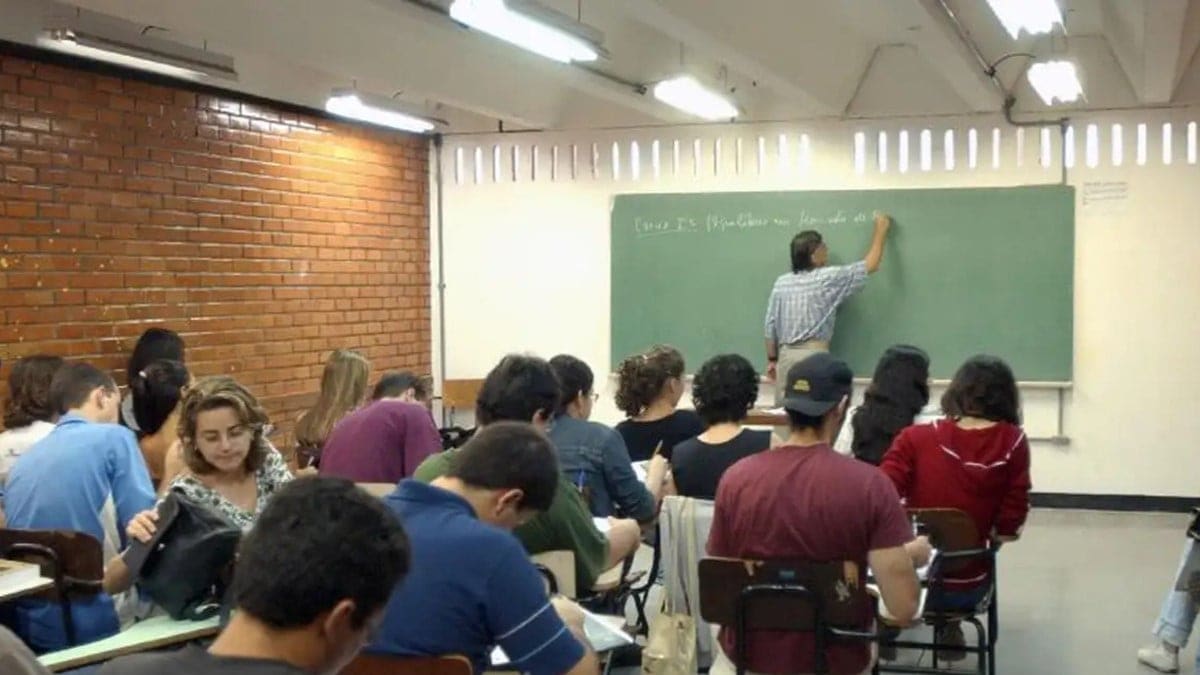 Professores da rede pública estadual aprovam greve com início previsto para 23 de março