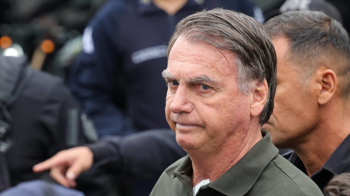 Ex-presidente Jair Bolsonaro apresenta melhora renal, mas permanece em UTI