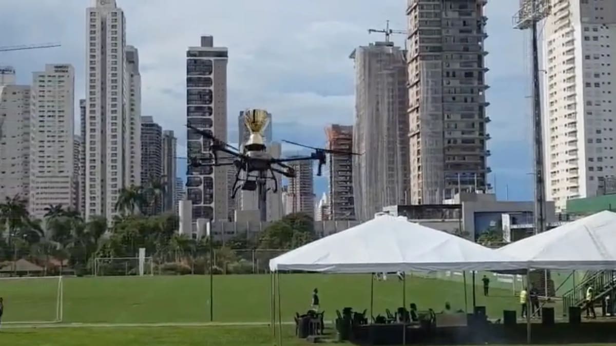 Drone cai com taça do Campeonato Goiano antes da decisão na Serrinha