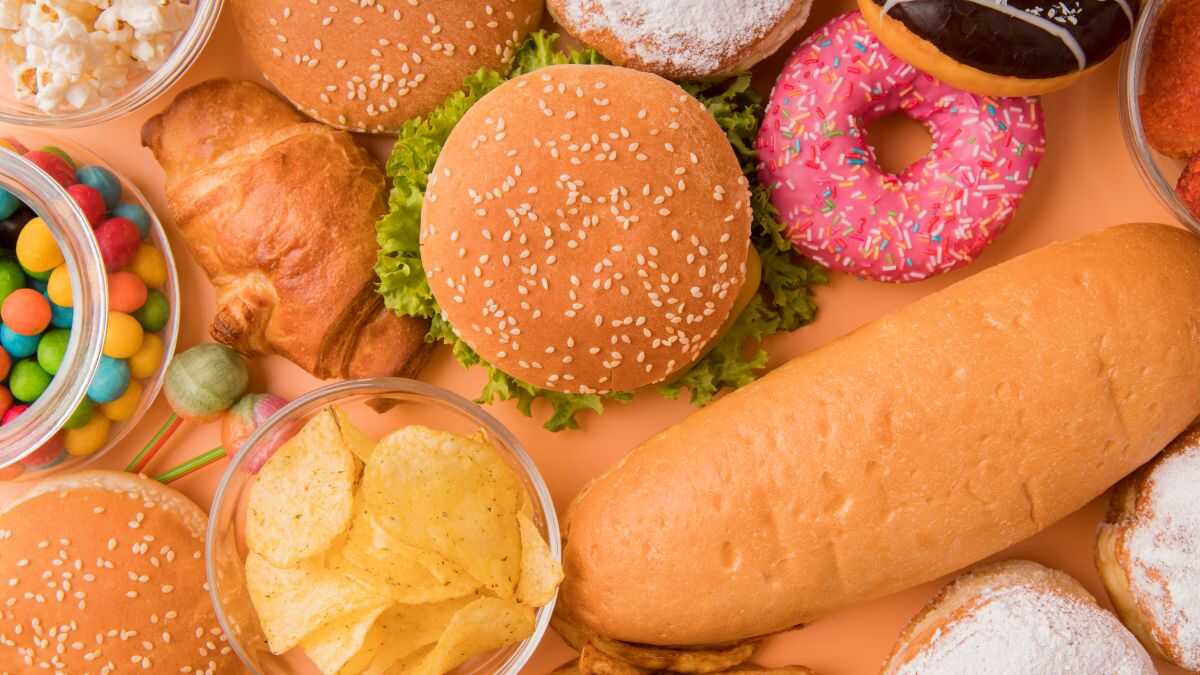 Oncologista alerta para cinco alimentos que podem aumentar risco de câncer
