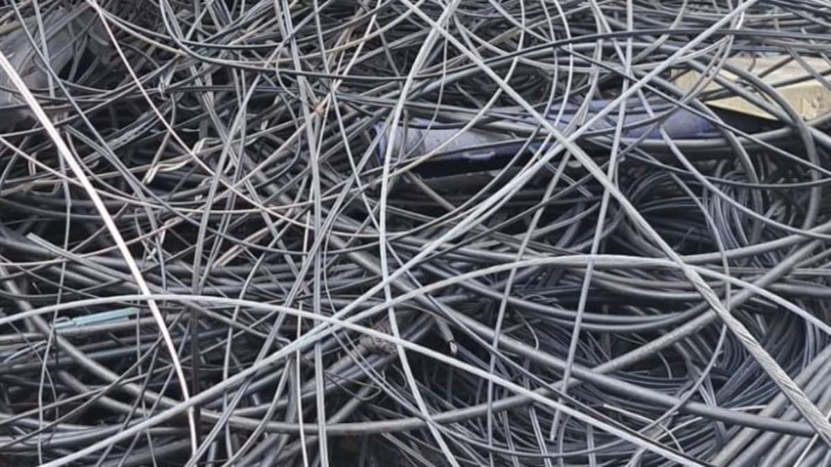 Prefeitura de Vitória retira mais de 800 quilos de fios e cabos sem uso na Praia do Canto