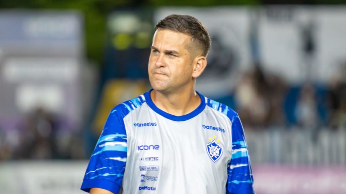 Técnico Rafael Soriano é expulso após ameaçar quarto árbitro em jogo entre Vitória e Porto Vitória