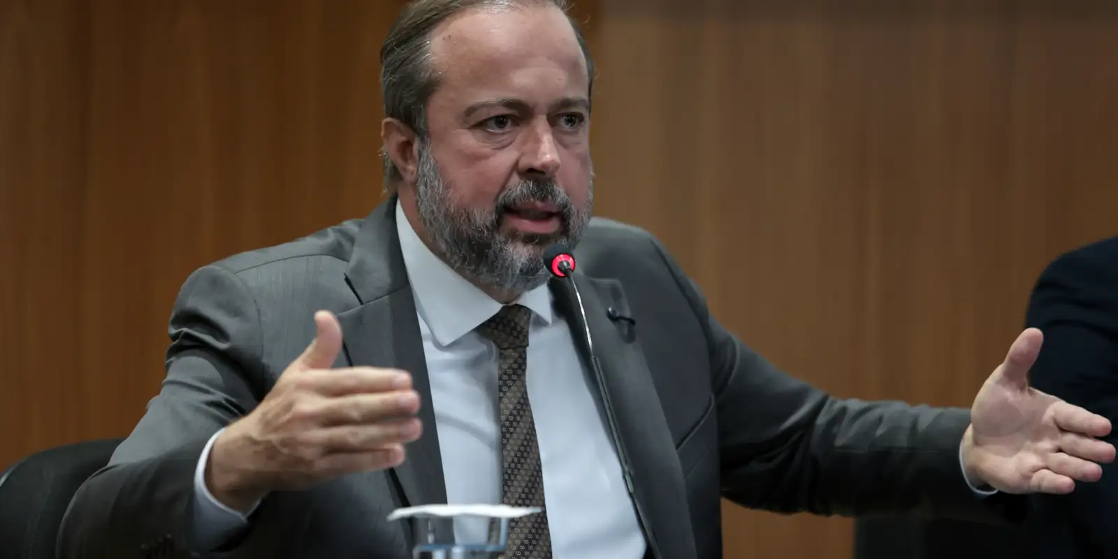 Governo intensifica fiscalização para conter alta dos combustíveis