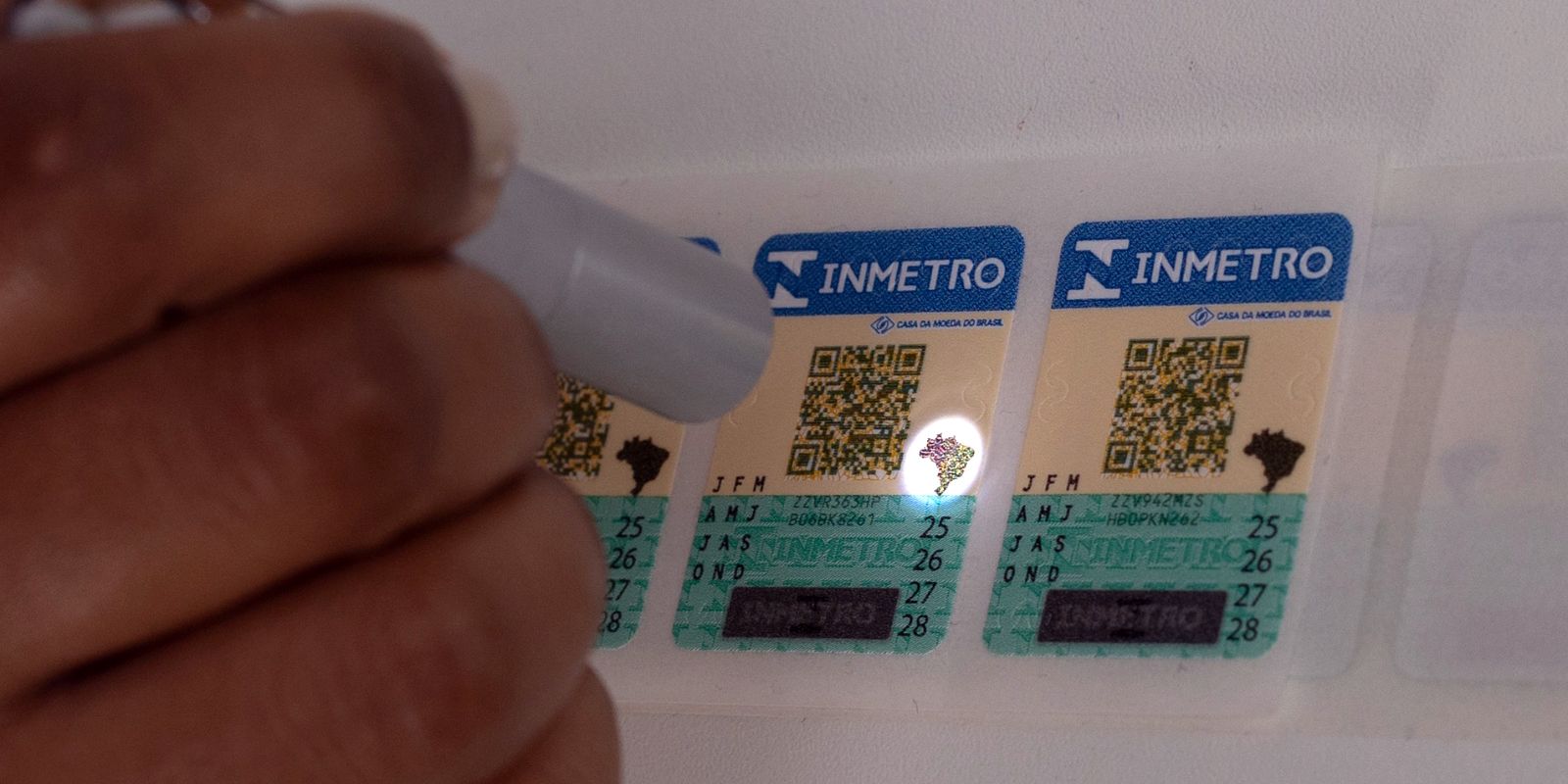 Fim da validade dos selos antigos do Inmetro para capacetes e extintores