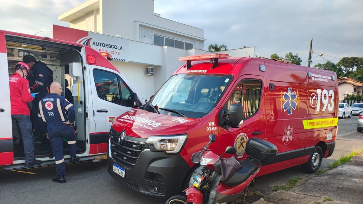 Motociclista fica ferida após colisão com carro em Jaraguá do Sul