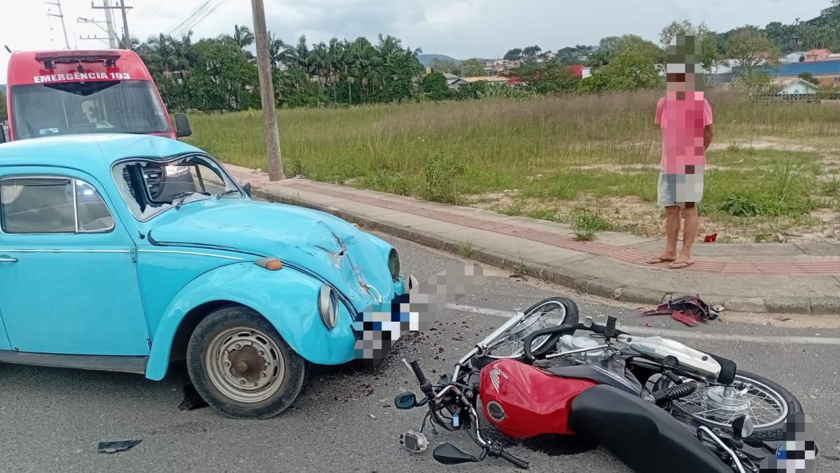 Colisão entre motocicleta e Fusca deixa motociclista ferido em Cocal do Sul