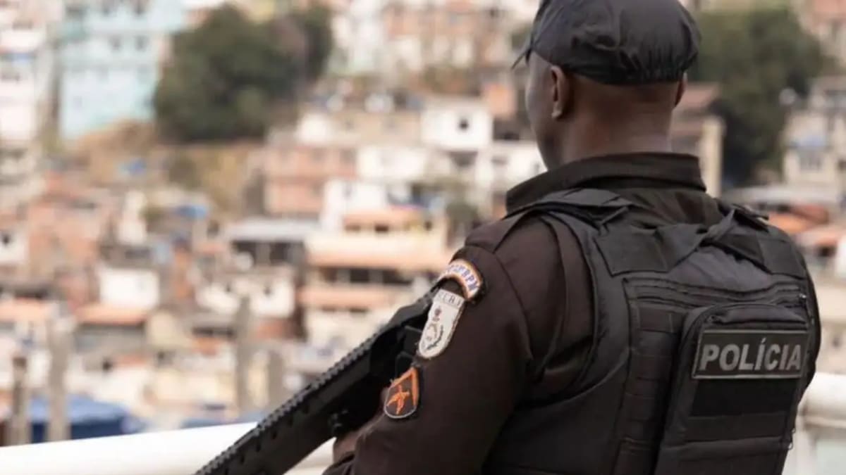 Ônibus é incendiado em retaliação a operação policial no Rio de Janeiro