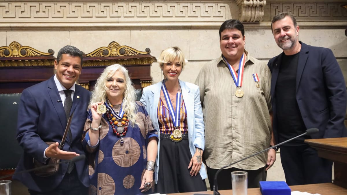 Gabriel da Muda recebe Medalha Pedro Ernesto em reconhecimento à sua contribuição ao samba carioca
