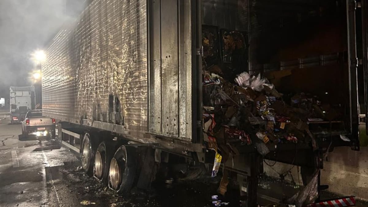 Carreta pega fogo às margens da BR-101 e tem carga destruída no Norte de SC