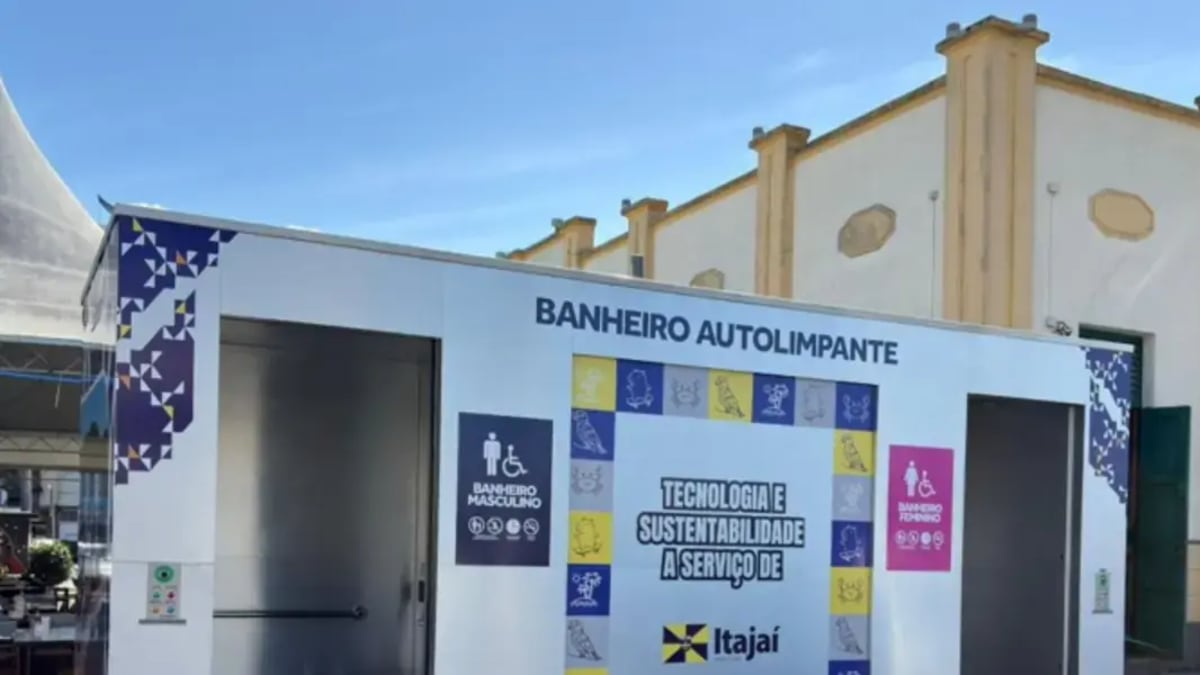 Novo banheiro autolimpante é instalado no Largo do Mercado Público em Itajaí