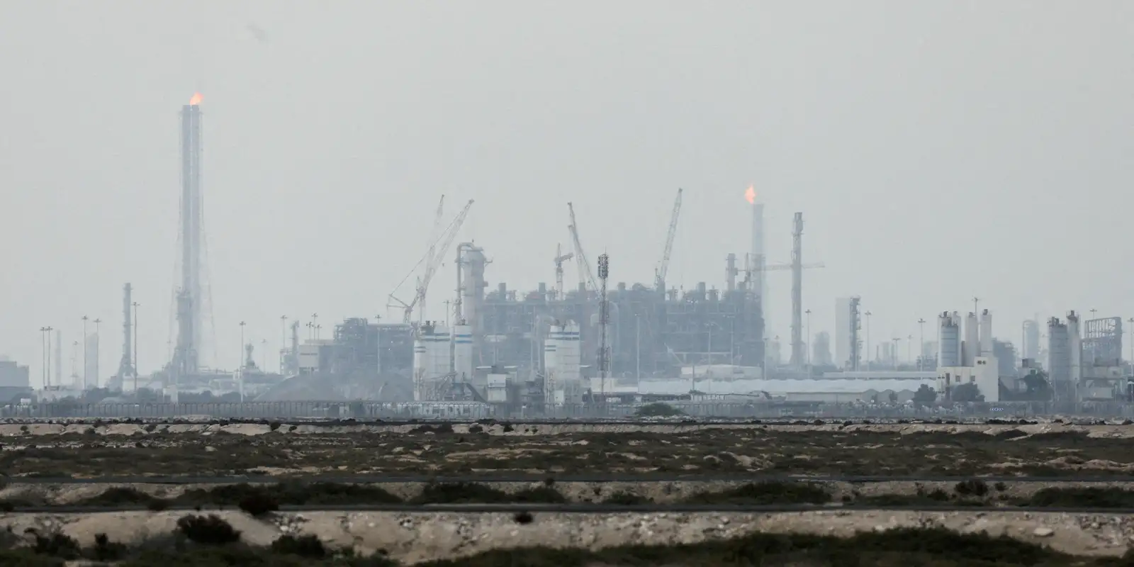 Irã intensifica ataques a instalações de gás no Catar após ameaças dos EUA