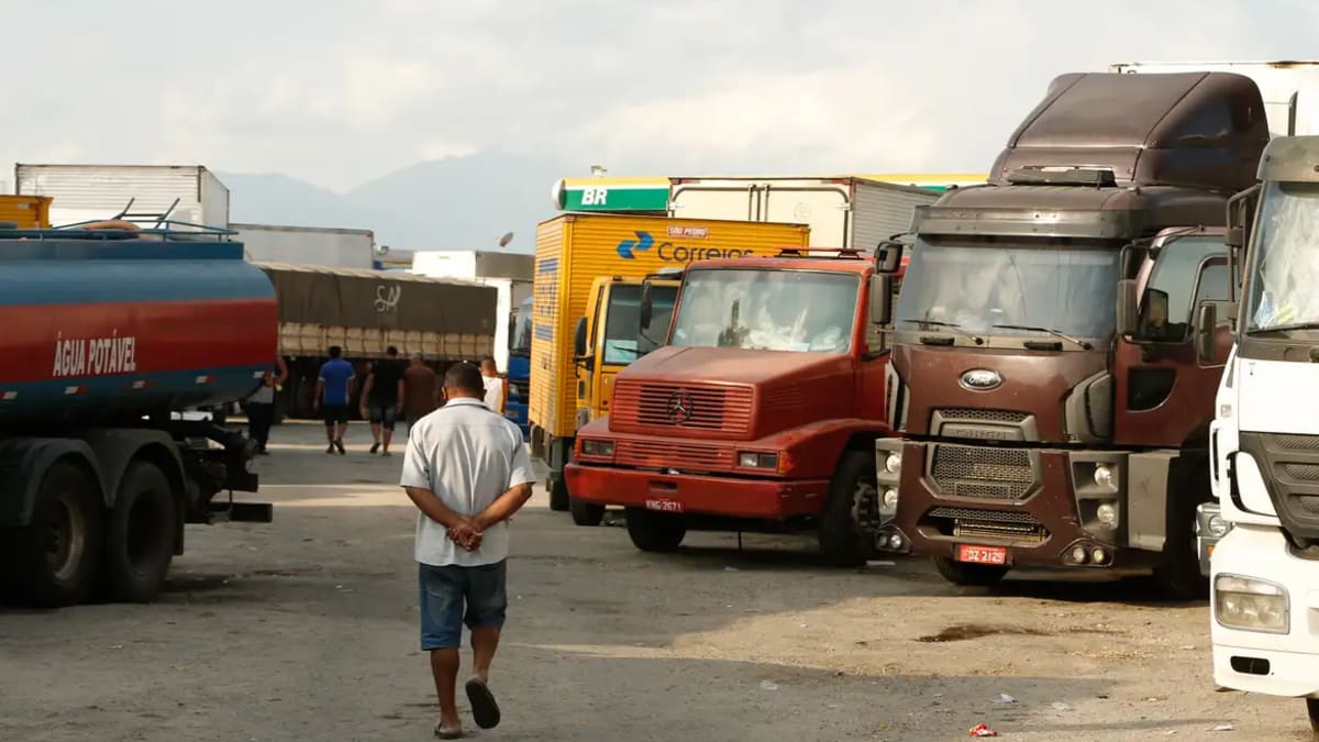 Manifestação contra alta dos combustíveis causa congestionamento na BR-324 e Salvador