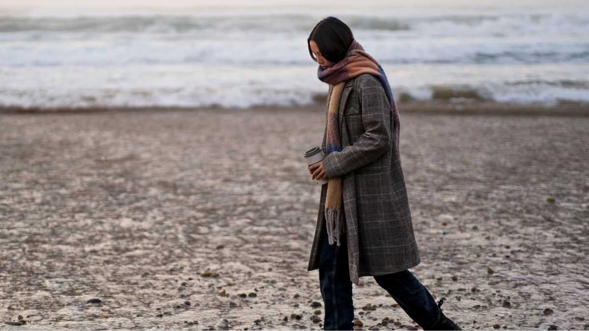 Especialistas explicam o que caminhar de cabeça baixa revela sobre sua personalidade