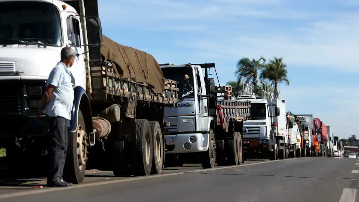 Alta no diesel reacende temor de nova greve de caminhoneiros e traz à memória crise de 2018