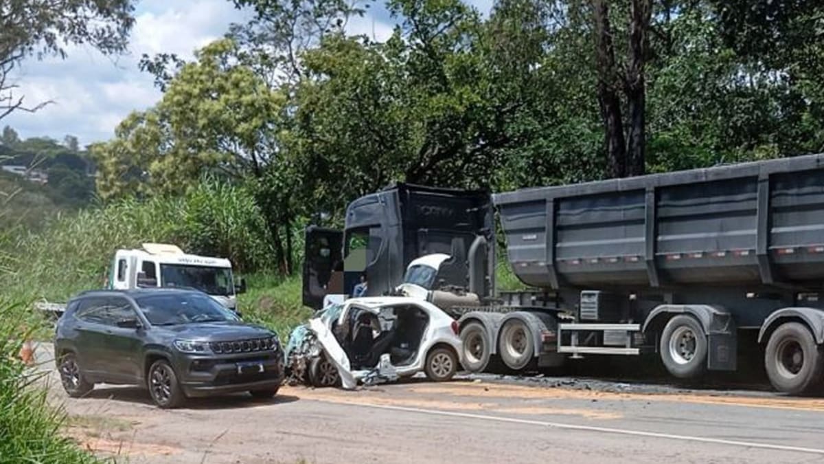 Homem de 33 anos morre em colisão frontal entre carro e carreta na MG-050 em Carmo do Cajuru