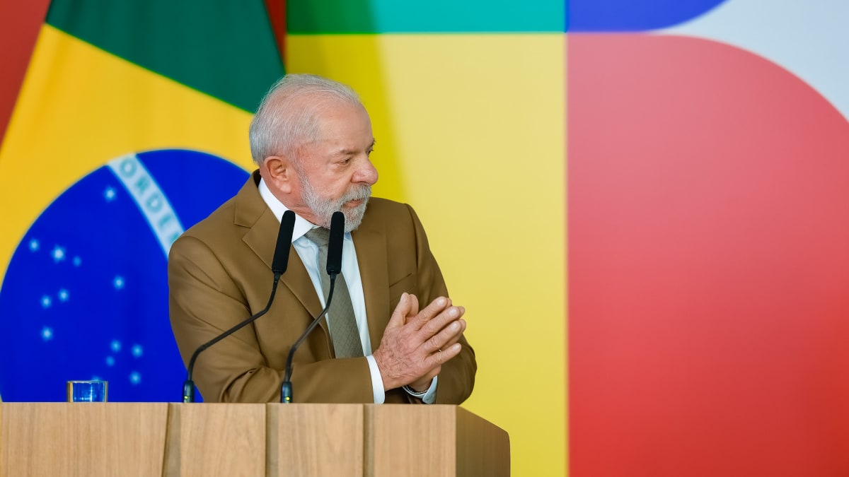 Lula pressiona governadores a reduzir ICMS para conter alta dos combustíveis