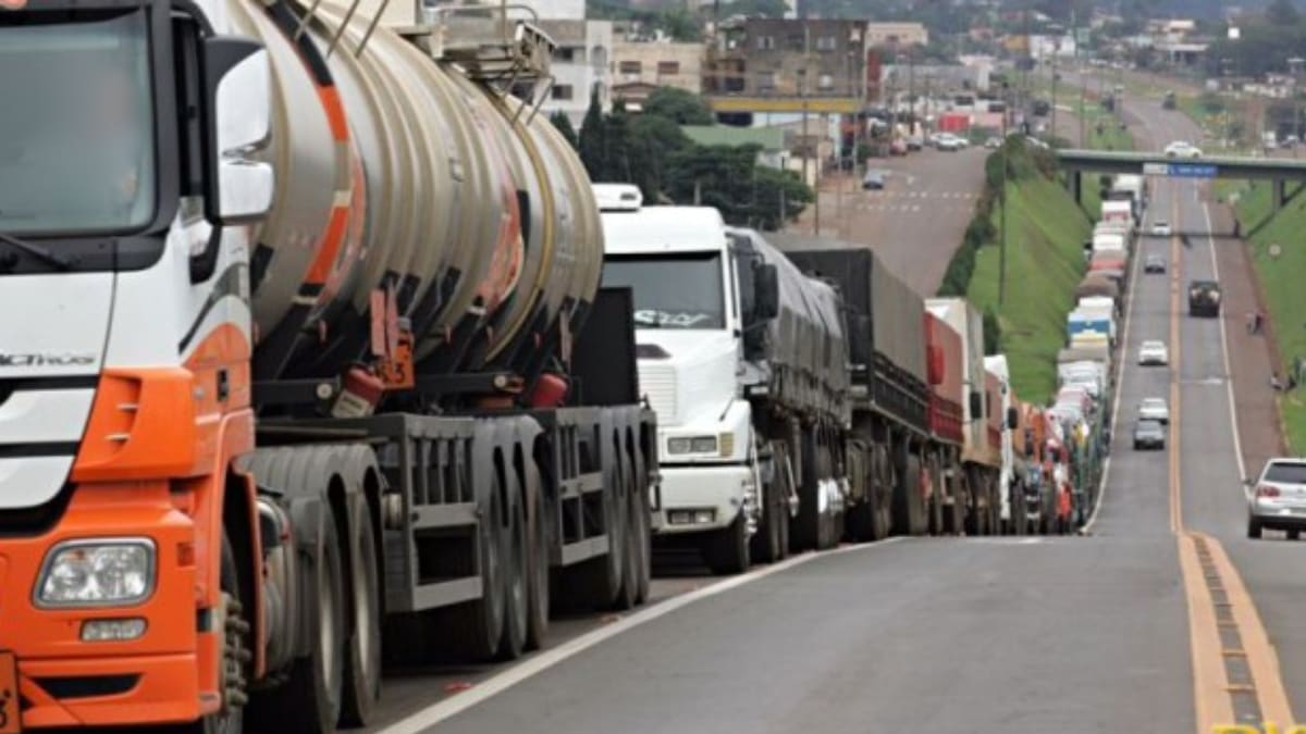 Caminhoneiros cancelam greve após governo anunciar multas de até R$ 10 milhões