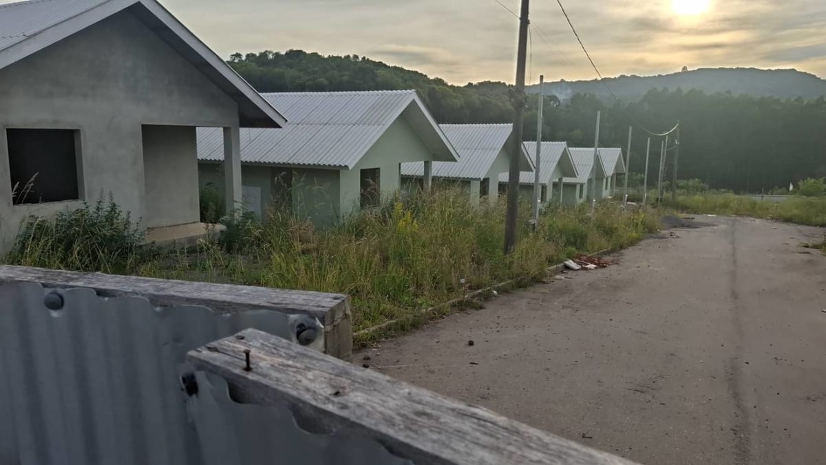 Obras paralisadas e furtos preocupam em casas do programa habitacional em Caxias do Sul